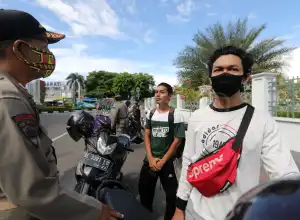Jangan Buka Masker Walau Hanya Semenit Demi Foto Bersama