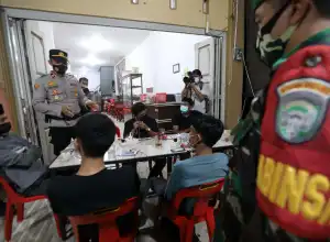 Pemkab Aceh Besar Sosialisasi Protkes ke Warung Kopi