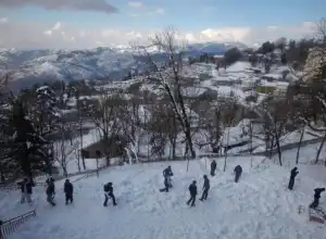 16 Turis Tewas Setelah Terjebak Salju di Bukit Pakistan