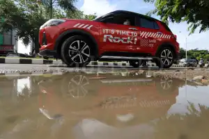 Foto Feature: Diskon Pajak Tingkatkan Penjualan Mobil Baru Di Aceh