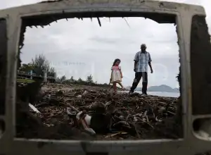 Foto Feature: Polusi Sampah Penuhi Pantai
