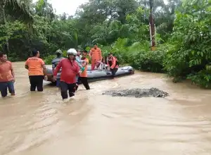 Tim SAR Evakuasi Warga Korban Banjir di Aceh Tamiang