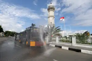 Polda Aceh Semprot Disinfektan Masjid Raya Cegah Covid-19