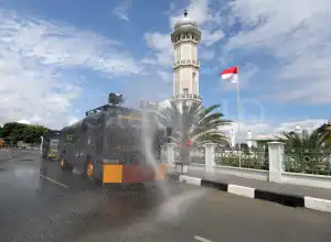 Polda Aceh Semprot Disinfektan Masjid Raya Cegah Covid-19