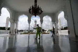 Foto Feature: Sterilisasi Rumah Ibadah Menjelang Salat Ied