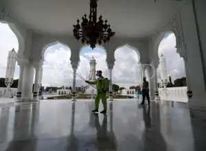 Foto Feature: Sterilisasi Rumah Ibadah Menjelang Salat Ied