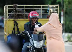 Foto Feature: Berbagi Takjil Ramadhan
