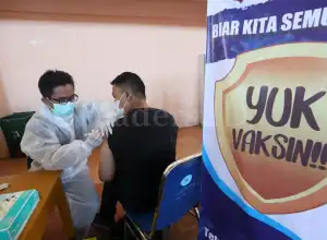 Foto Feature: Vaksinasi Massal Berhadiah