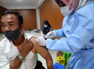 Viral Video Keliling Kampung Pakai Toa: Tak Vaksin, Bansos "Dikoh"