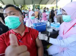 Minum Air Kelapa Bisa Hilangkan Efek Vaksin? Ini Penjelasan Dokter