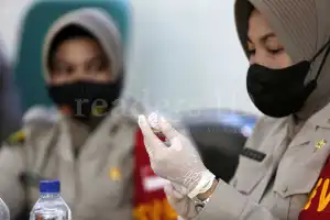 Foto Feature: Vaksinasi Supir Angkutan Umum Dan Masyarakat