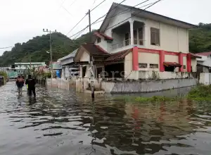 Foto Feature: Banjir Masih Menggenangi Kawasan Pemukiman