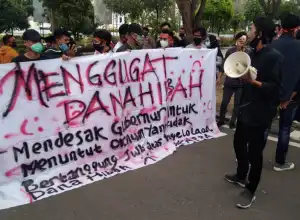 Massa Kembali Seruduk Kantor Gubernur Aceh