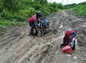 Jalan Dusun Bedari Aceh Timur Rusak Parah, Warga Harus Seberang Sungai