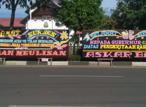 Ada Papan Bunga Nyeleneh Ucapan Selamat Aceh Termiskin Depan Kantor Gubernur