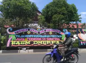 Papan Bunga Nyeleneh Kritik Gubernur Aceh, Provinsi Termiskin