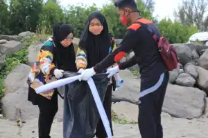 Emak-emak Pungut Sampah di Pantai Wisata Gampong Jawa
