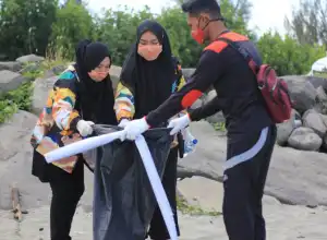 Emak-emak Pungut Sampah di Pantai Wisata Gampong Jawa