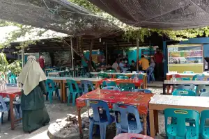 Banyak Warkop di Banda Aceh Layani Pembeli Saat Waktu Salat Jumat