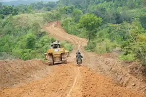 TNI Bangun Jalan Tembus ke Air Terjun Peucari Jantho