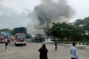 Dua Unit Bus Sempati Star Terbakar di Terminal Batoh