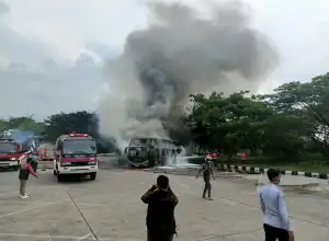 Dua Unit Bus Sempati Star Terbakar di Terminal Batoh