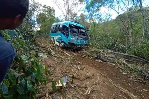 Polisi Selidiki Penyebab Kecelakaan Minibus di Pantan Terong