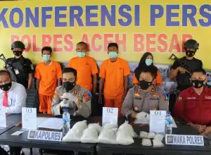 Polisi Ringkus Komplotan Pengedar Sabu yang Memiliki Senpi