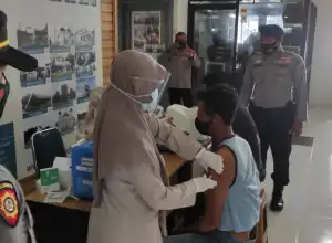 Ratusan Penumpang ke Sabang Jalani Vaksinasi di Pelabuhan Ulee Lheue