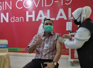 Nakes di Aceh Mulai Divaksin Covid-19 Tahap Ketiga