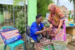 Menyambung Hidup di Kursi Roda dengan Berjualan Ikan