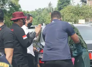 Tinjau Vaksinasi Warga di Aceh, Presiden Jokowi Bagi-Bagi Hadiah