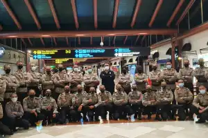 100 Resimen Vaksinator Covid-19 Polri Diberangkatkan ke PON Papua