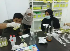 USK Latih Kelompok Masyarakat Membuat Parfum Berbasis Minyak Nilam