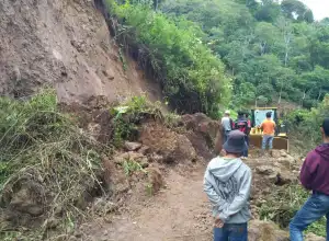 Longsor Timbun Jalan Utama Gampong Kampung Jaluk Aceh Tengah