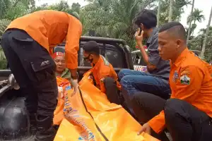 Dua Penjaga Alat Berat Tewas Tertimbun Longsor