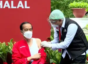 Jokowi Disuntik Vaksin Sinovac Tahap Kedua