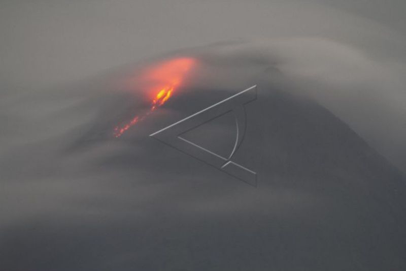 Gunung Merapi Luncurkan Delapan Guguran Lava Pijar Sejauh 2 KM
