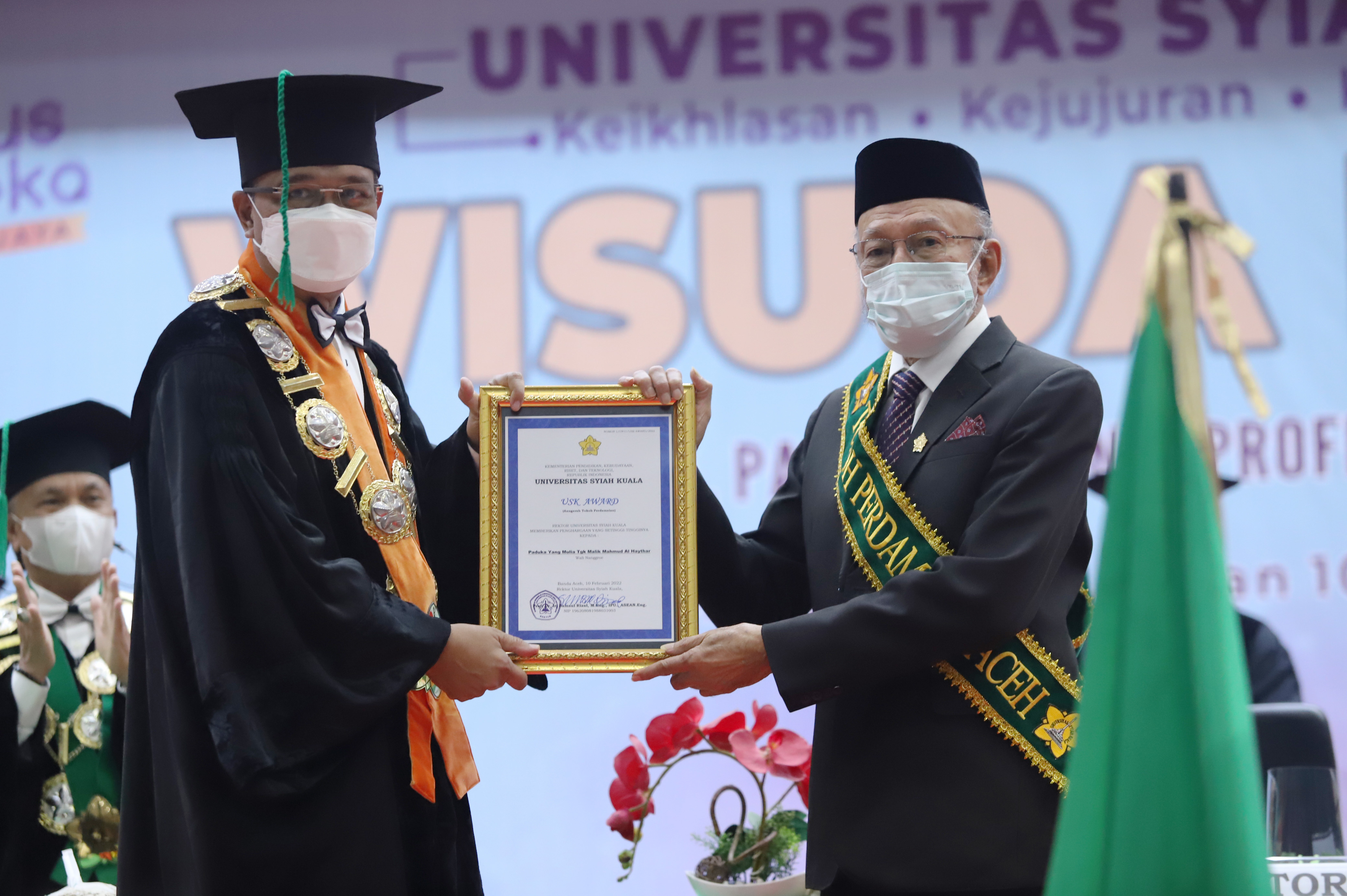 USK Anugerahi Wali Nanggroe Sebagai Tokoh Perdamaian