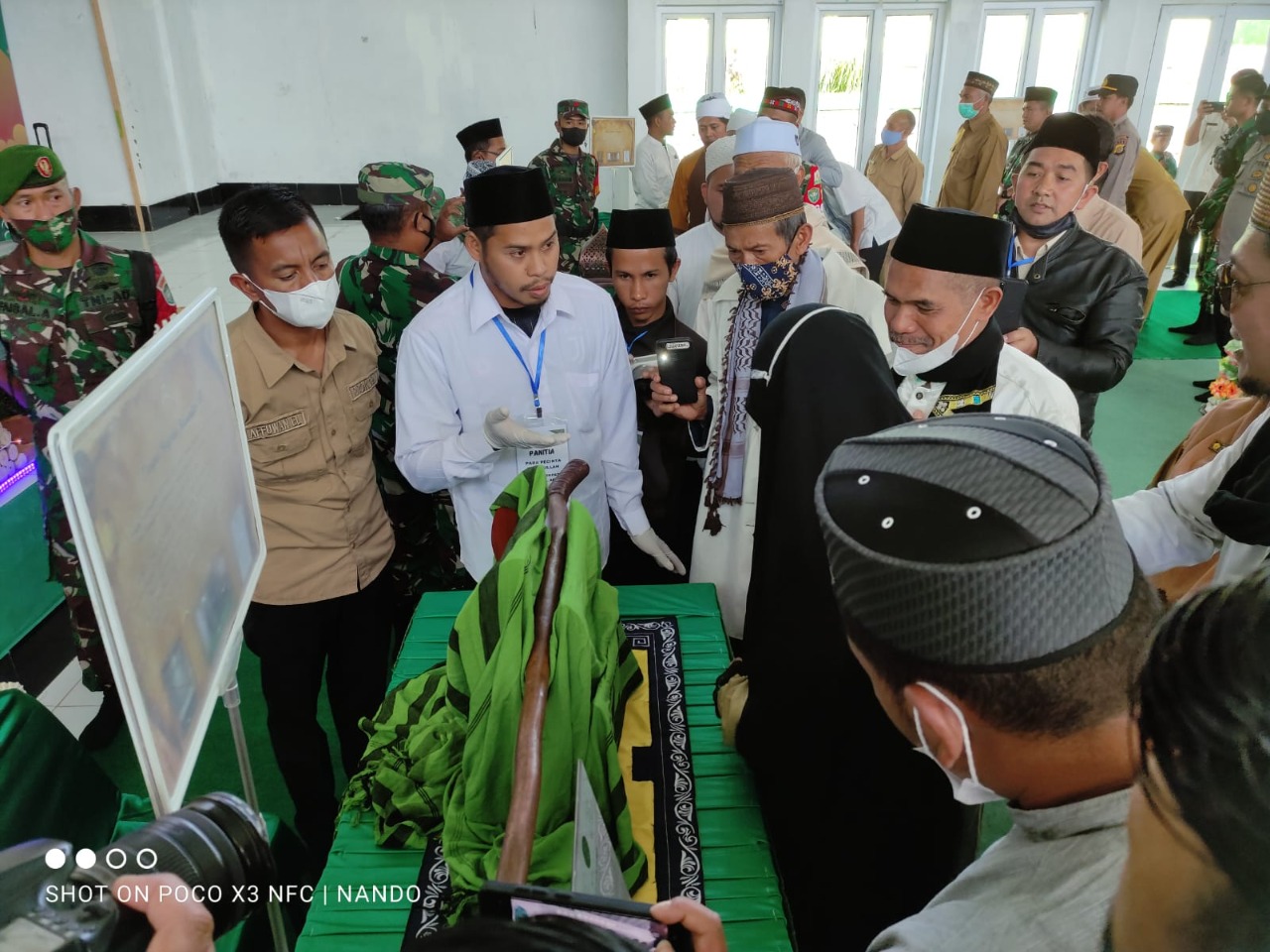 Antusias Masyarakat Saksikan Tabarruk Artefak Rasulullah Muhammad SAW di Bener Meriah
