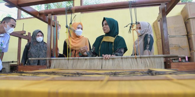 Ketua Dekranasda Aceh Kunjungi Rumah Tenun Peulalu Aceh Timur