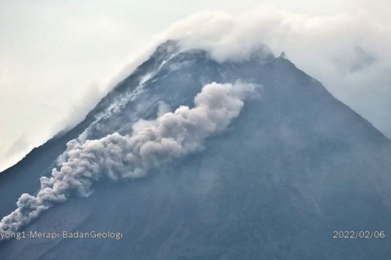 Gunung Merapi meluncurkan awan panas guguran sejauh 2 km