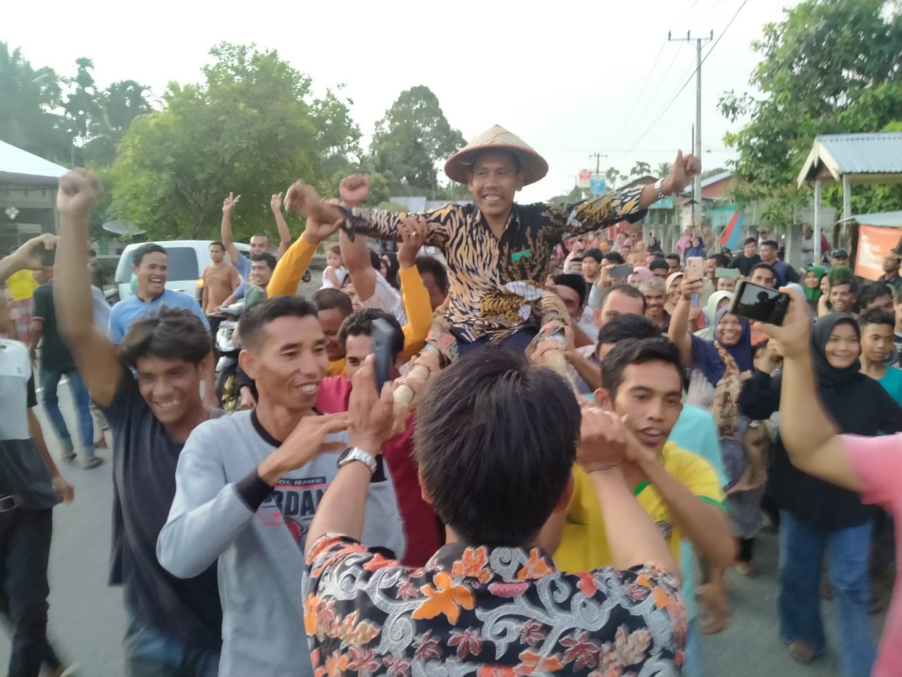 Terpilih sebagai Keuchik Desa Blang Dalam, Juanha Diarak Keliling Kampung