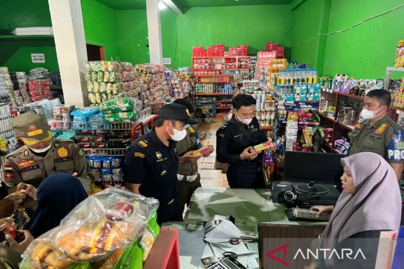 Bea Cukai sita 6.600 batang rokok ilegal saat operasi pasar di Unaaha