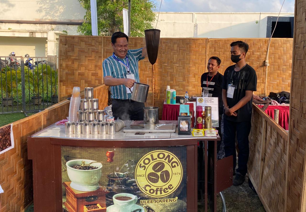 Ada Yang Terkesima Dengan Penyajian Kopi Khop