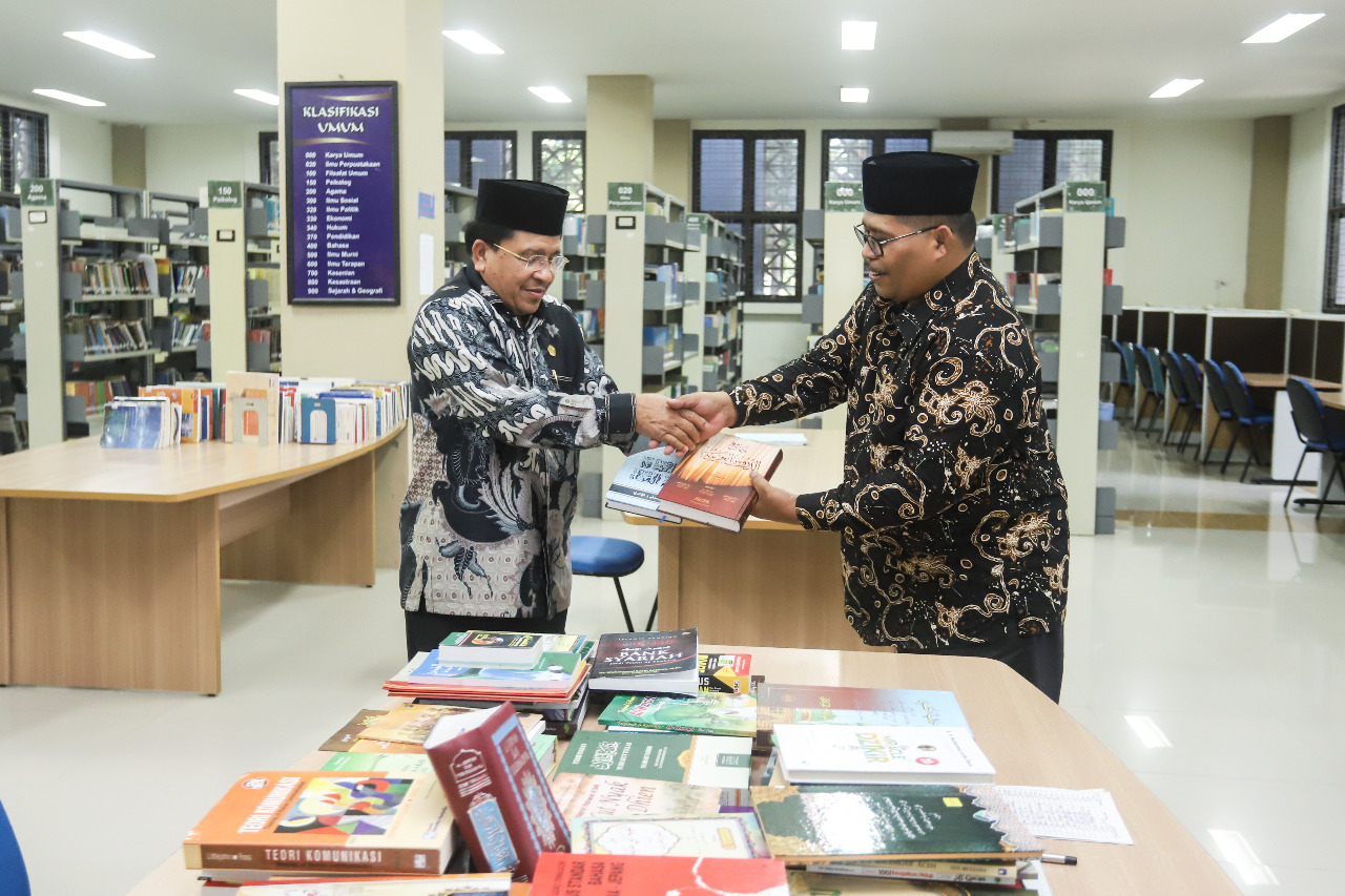 Prof Syabuddin Gade Waqafkan 100 Judul Buku untuk Perpustakaan