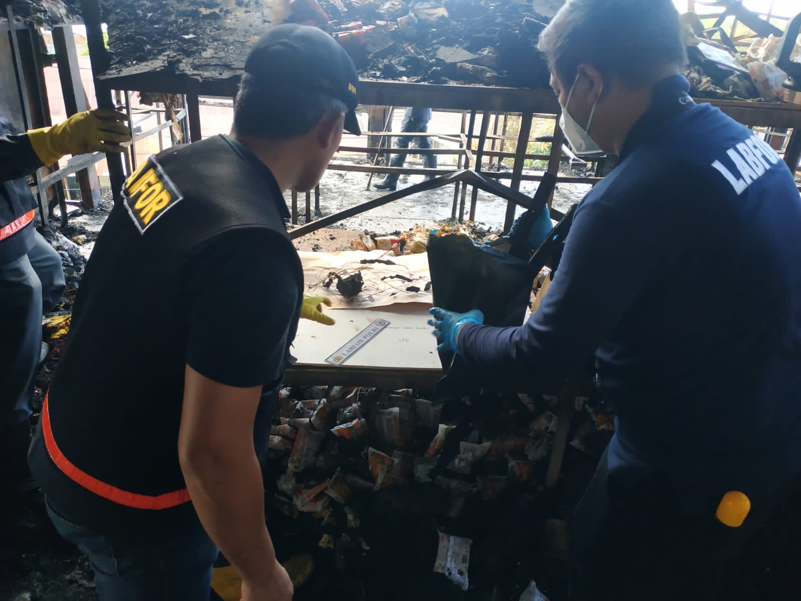 Tim Labfor Temukan Sampel Barang Bukti Kebakaran Suzuya Mall