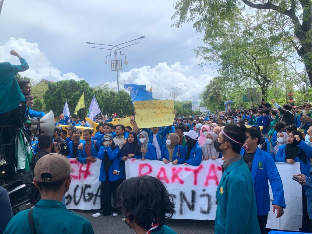 Dari Bundaran Simpang Lima, Massa Demo Bergerak ke Kantor DPR Aceh