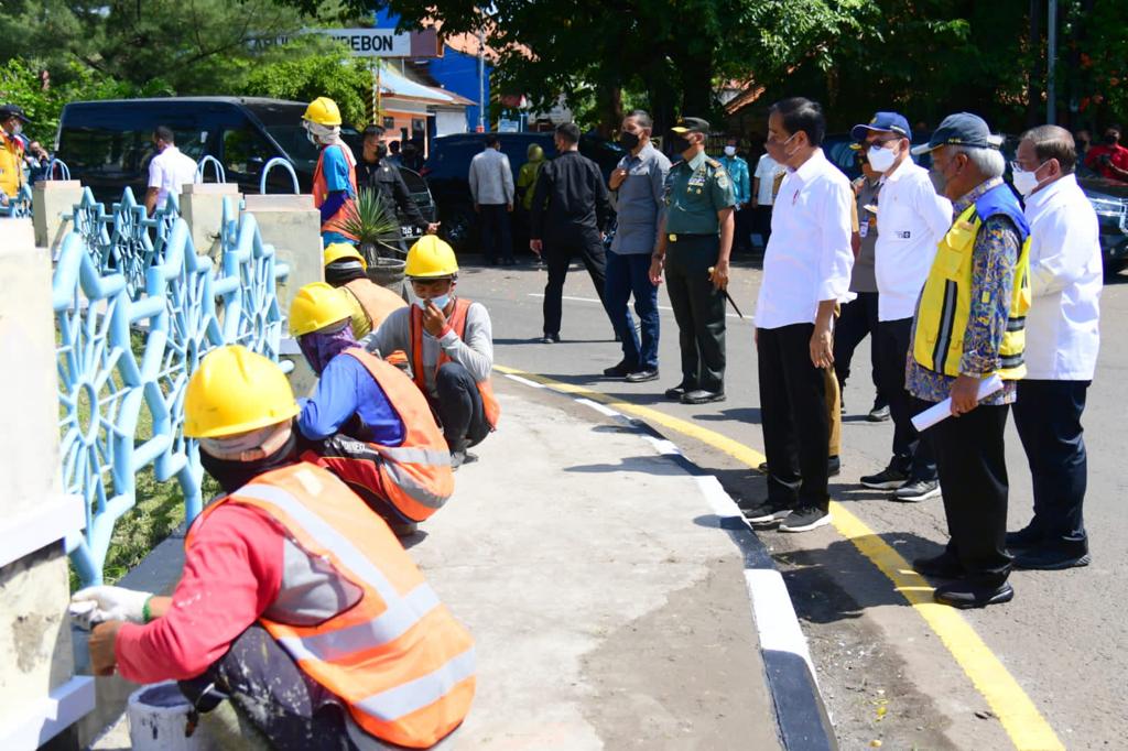 Bertolak ke Kota Cirebon, Jokowi Tinjau Program Padat Karya