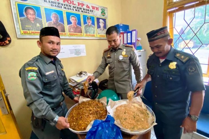 Petugas WH Gerebek Pedagang Makanan di Meulaboh